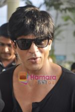 Shahrukh Khan arrive from Kolkata after KKR win in Domestic Airport, Mumbai on 12th April 2011 (12).JPG